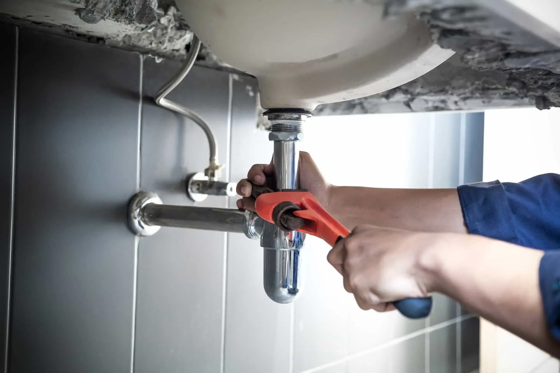 Plumber attending an emergency plumbing call-out in London