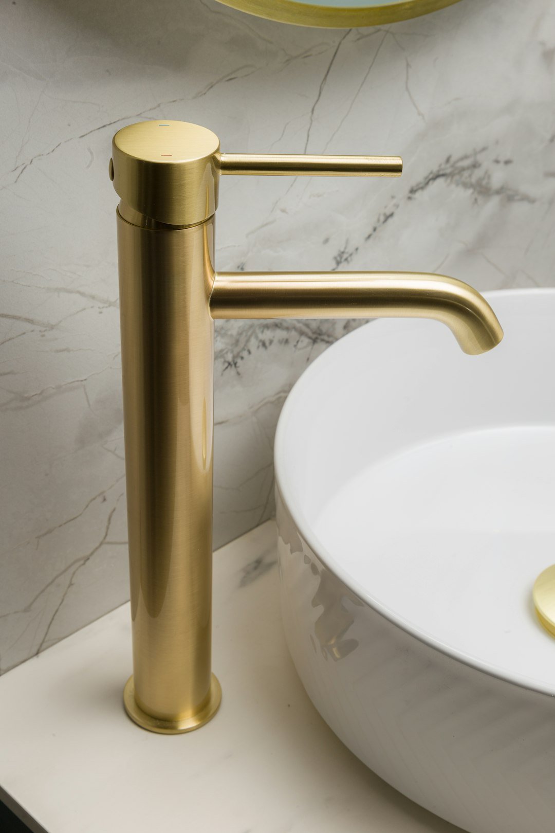Kitchen sink and tap with a slow-draining waste
