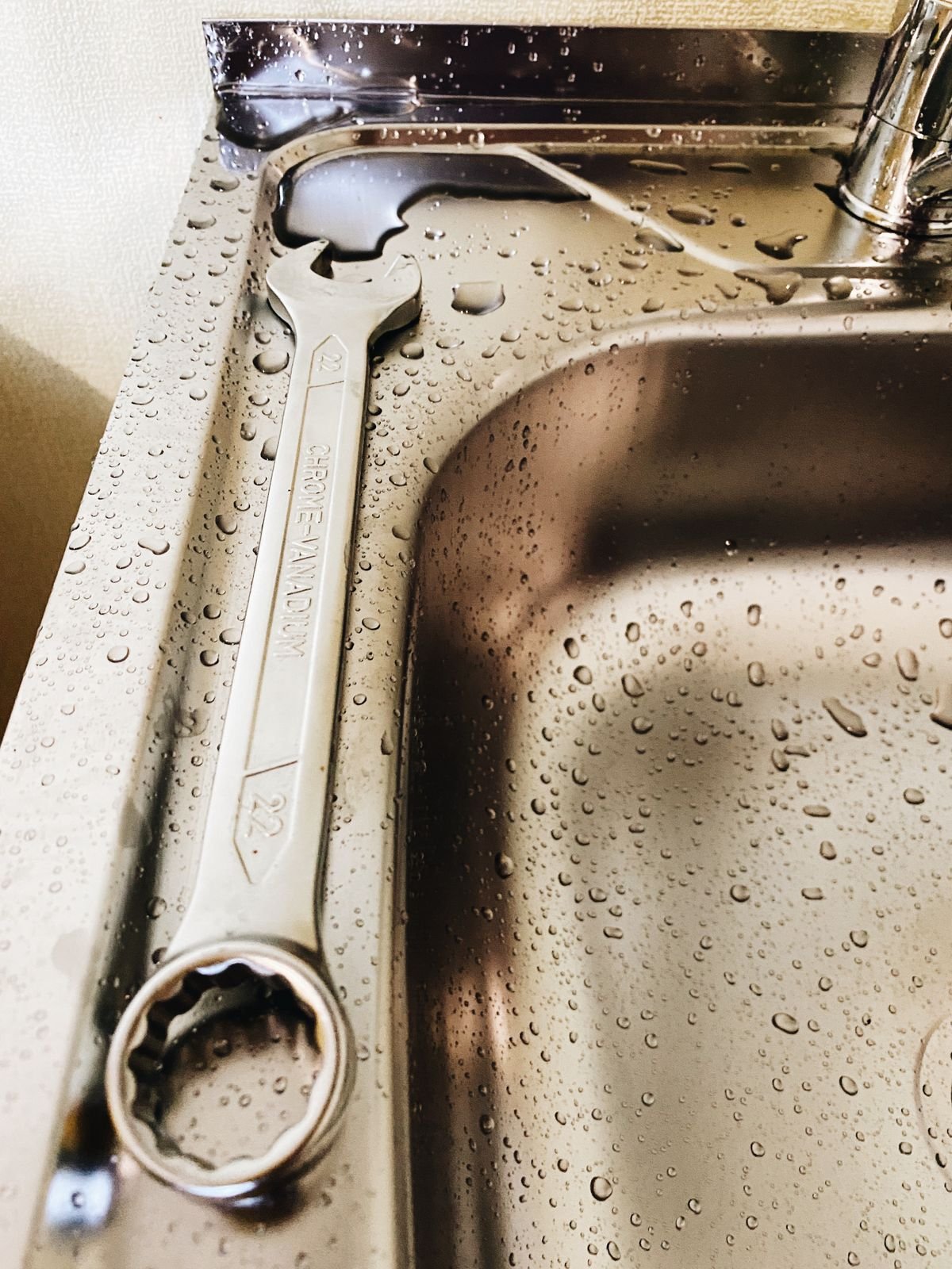 Plumber in Radlett repairing pipework