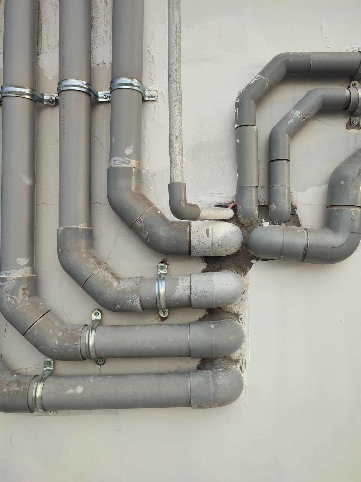 Plumber in Barnes repairing pipework