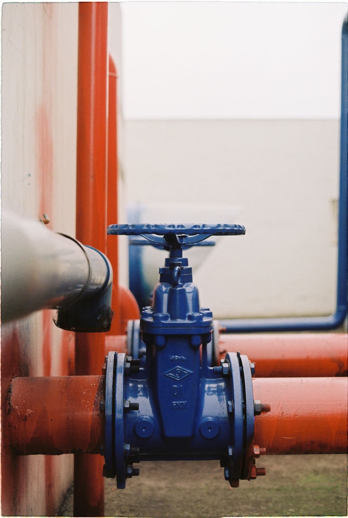 Plumber in Wandsworth repairing pipework