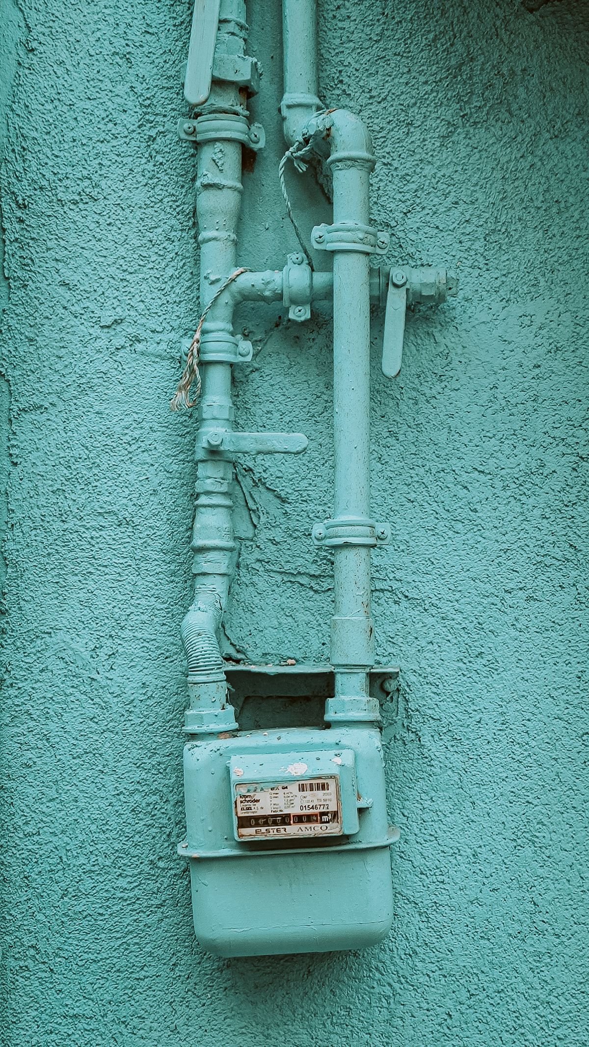 Plumber in Maidenhead repairing pipework