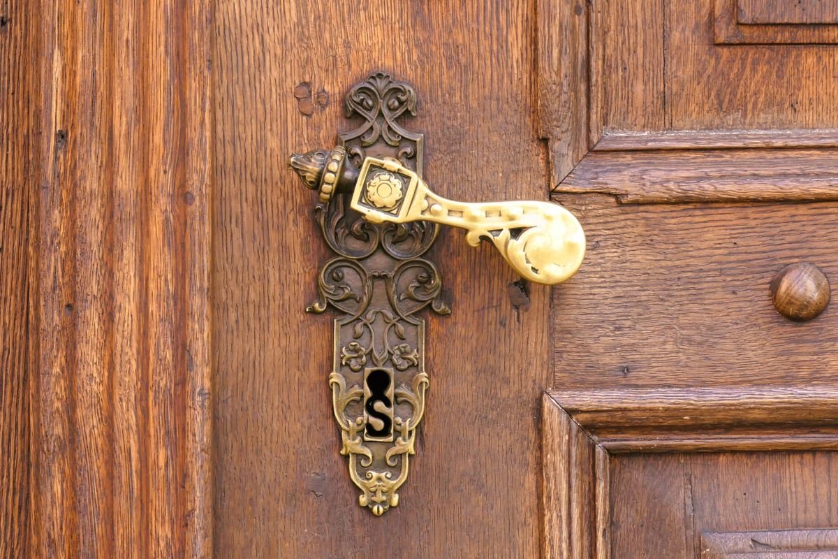 Locksmith in Hampstead fitting a door lock