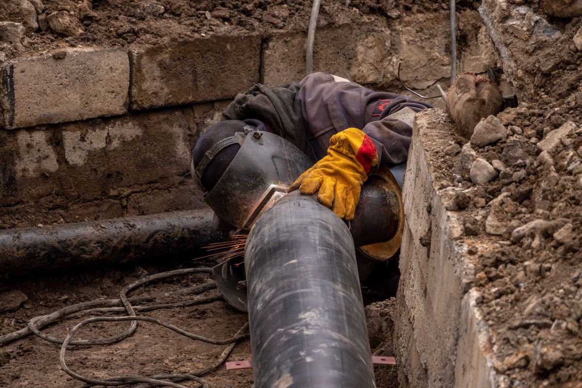Plumber in Sutton repairing pipework