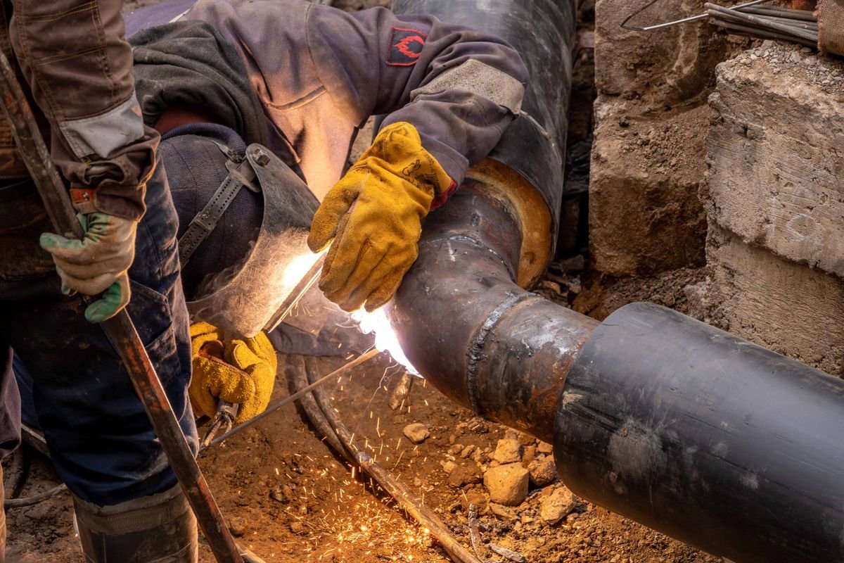 Plumber in Weybridge repairing pipework