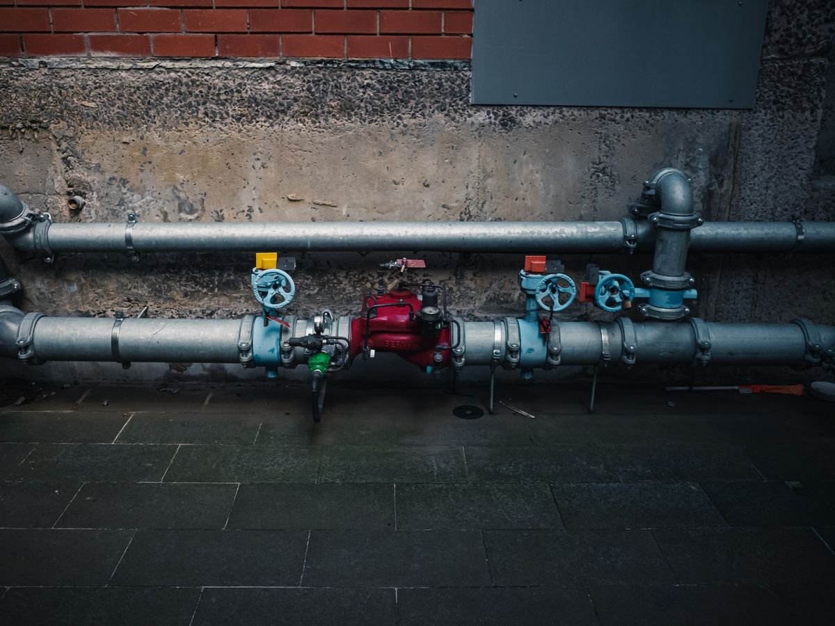 Plumber in Oxshott repairing pipework