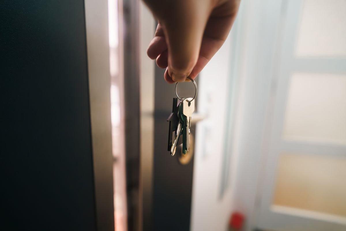 Locksmith replacing a cylinder lock