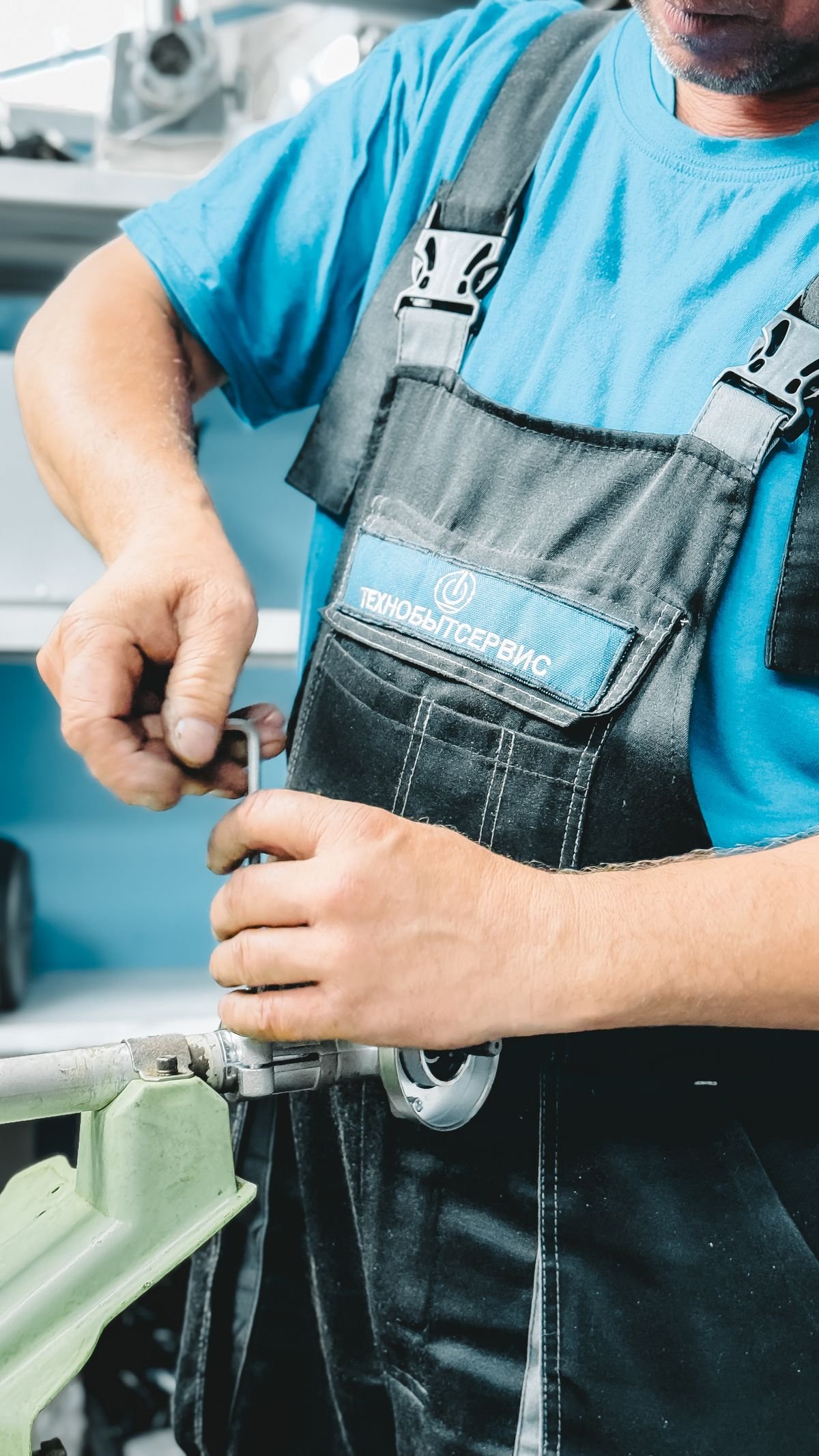 Plumber in Richmond repairing pipework