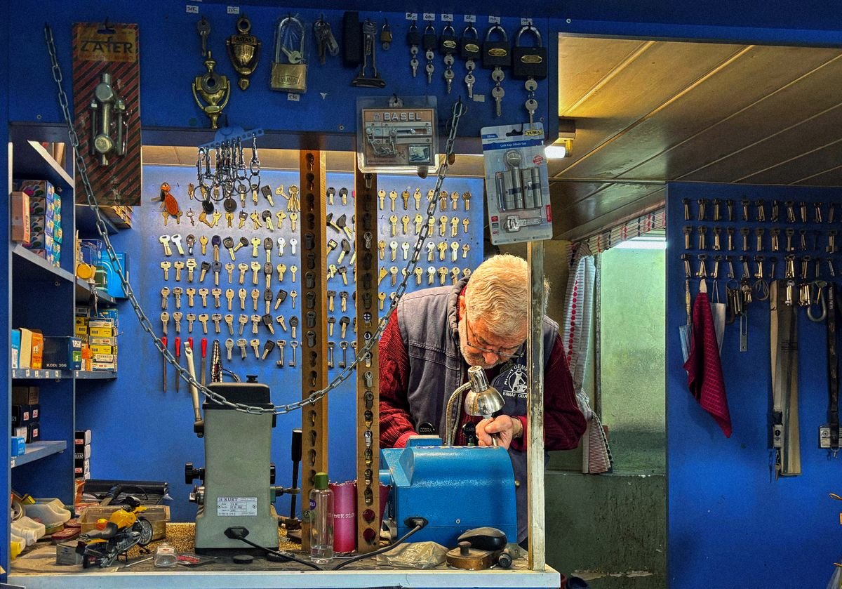 Locksmith in Knightsbridge fitting a door lock
