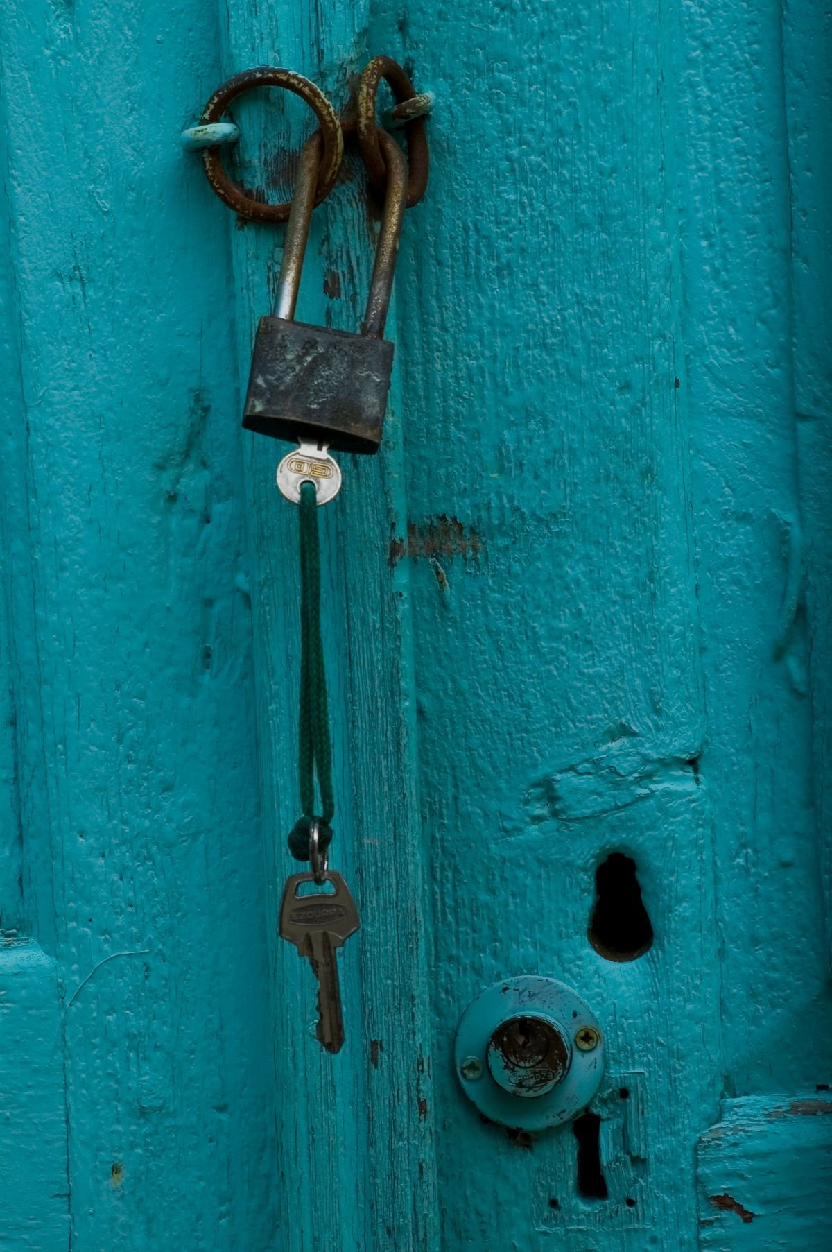 Locksmith in Bromley fitting a door lock