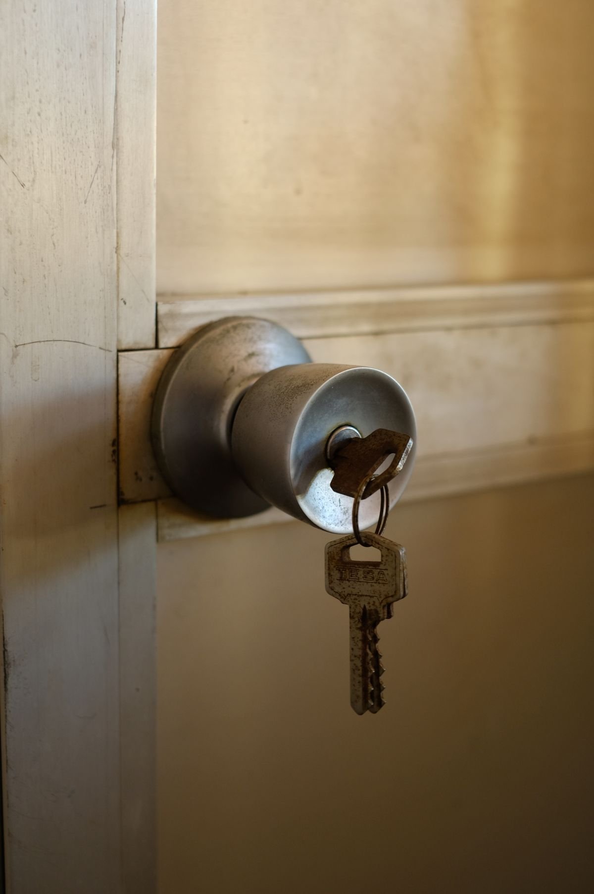 Locksmith in Guildford fitting a door lock