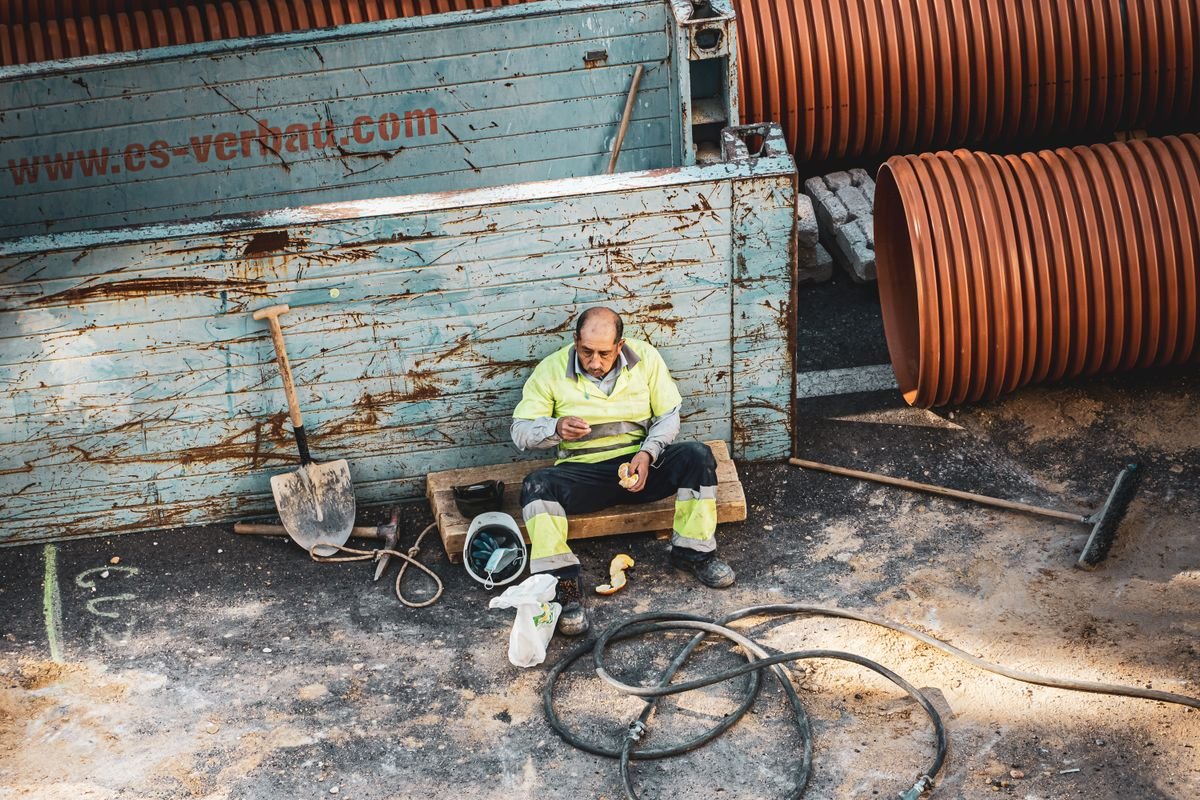 Emergency plumber isolating a leaking pipe
