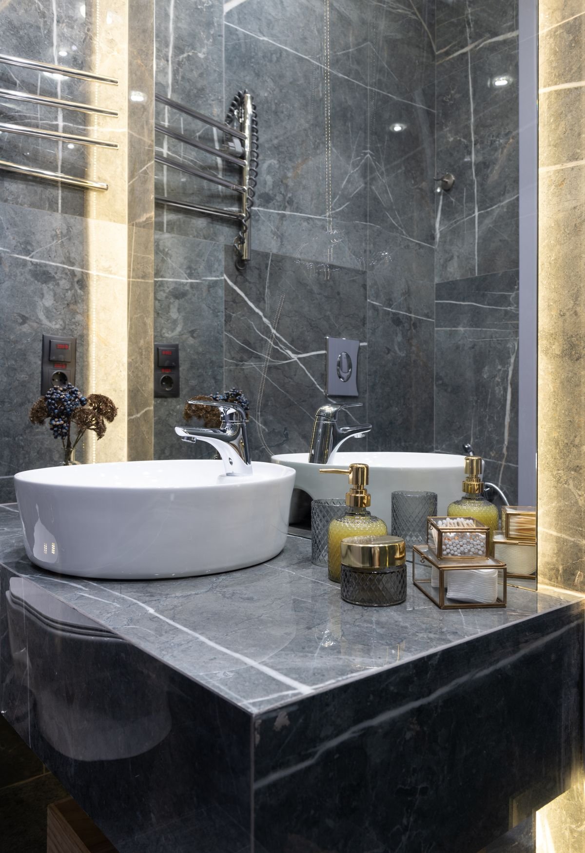 Modern bathroom with basin and walk-in shower