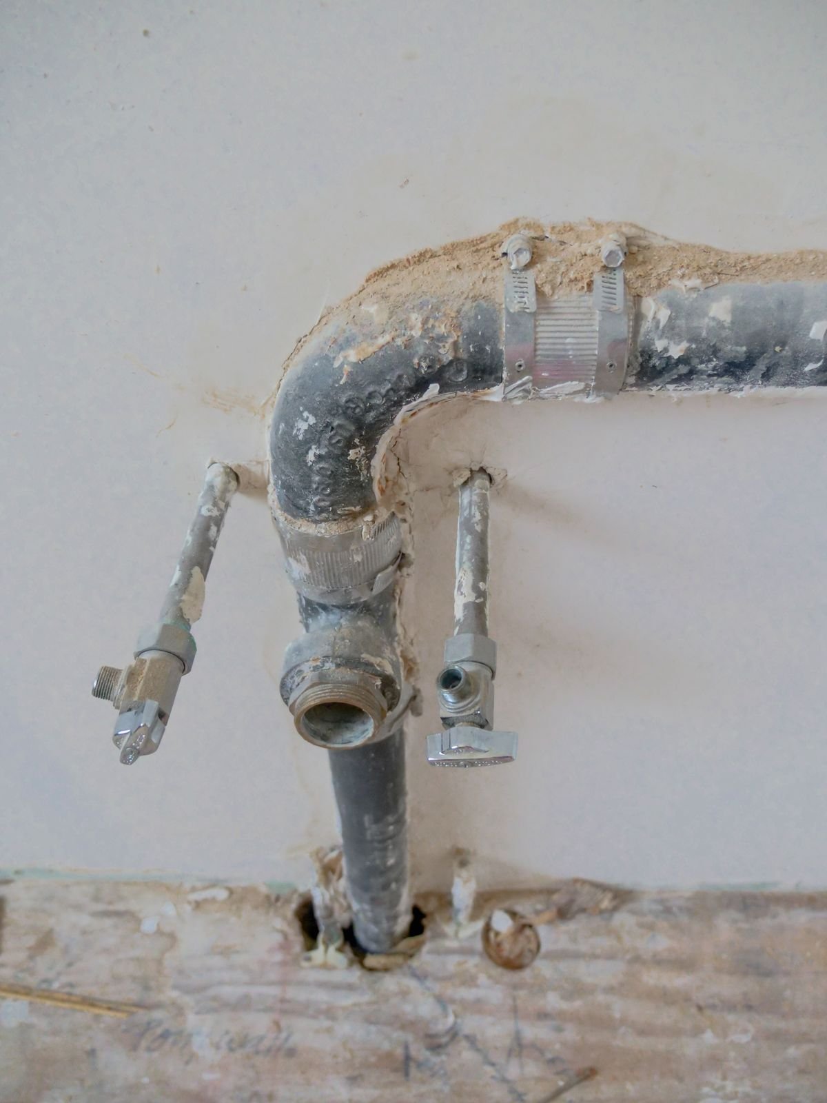Plumber in Kensington repairing pipework